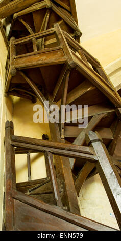 alte hölzerne Wendeltreppe führt zur Kirche Glockenturm Stockfoto