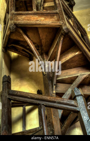 alte hölzerne Wendeltreppe führt zur Kirche Glockenturm Stockfoto