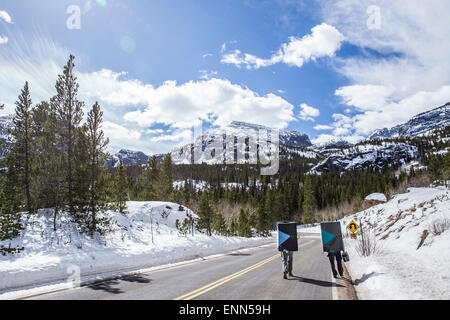 Zwei Bergsteiger zu Fuß in Rocky Mountain Nationalpark, Colorado Stockfoto