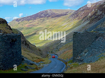 Auto auf Honister Pass (B5289), Lake District National Park, Cumbria, England Stockfoto