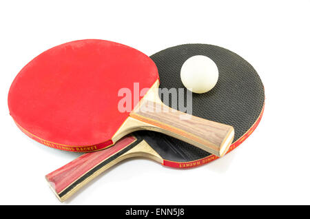 Zwei Tischtennis-Schläger und einen Ball, isoliert auf weiss Stockfoto