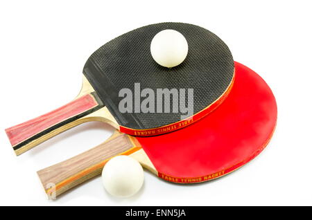 Zwei Tischtennis-Schläger und einen Ball, isoliert auf weiss Stockfoto