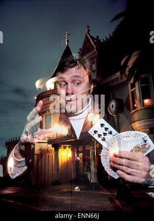 Eine nächtliche Doppelbelichtung von der Kamera zeigt einen Zauberer spielen ein Kartentrick vor dem Welt-berühmten Magic Castle in Hollywood, Kalifornien, USA. Seit mehr als einem halben Jahrhundert wurde das Herrenhaus von 1909 eine private Diskothek für Zauberer und Magie-Enthusiasten, die an der Academy of Magical Arts, einer Organisation widmet sich der Förderung der alten Kunst der Magie gehören. Akademie-Mitglieder und ihre Gäste werden jeden Abend zu einer Reihe von Zaubershows sowie Essen und trinken in diesem historischen sozialen Club behandelt. Stockfoto