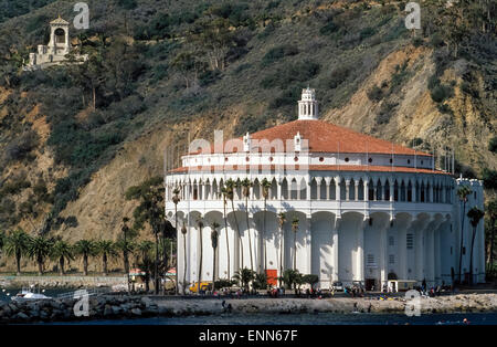 Das elegante Catalina Casino ist ein Wahrzeichen und eine wichtige touristische Attraktion in der Küstenstadt Avalon auf Santa Catalina Island, die 22 Meilen (35 Kilometer) von der Küste von Südkalifornien, USA ist. Das Runde Gebäude eröffnet im Jahre 1929 mit einem Ballsaal in der obersten Etage, die 3.000 Tänzer halten kann. Die untere Etage verfügt über ein Kino mit 1.154-Sitz und war einst die Heimat der Catalina Island Museum entfernt. Besitzer der Insel, Kaugummi-Magnaten William Wrigley Jr., konstruiert diese $ 2 Millionen Art-Deco-Schauplatz, der kein Glücksspiel sondern ist ein beliebter Treffpunkt für die Gemeinde und Besucher. Stockfoto