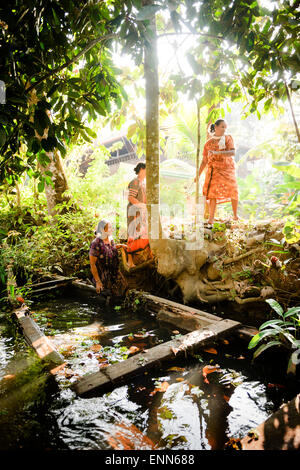 Dorfbewohner in der Kerala Backwaters sammeln von Wasser aus dem Kanal. Stockfoto