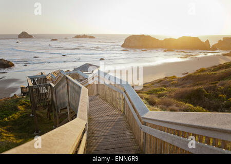 Eine lange hölzerne Treppe führt Bandon Bucht. Stockfoto