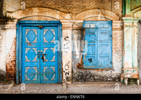 Eine alte verzierte blaue Tür und Fenster in der kolonialen alte Stadt von Fort Kochi. Stockfoto