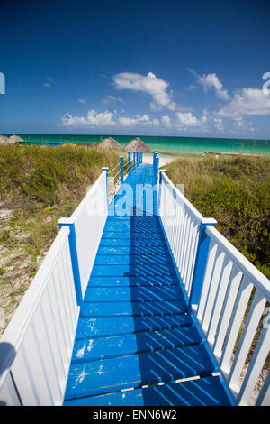 Eine blaue und weiße Promenade führt zum Playa Pilar Beach auf Cayo Guillermo, Kuba. Stockfoto