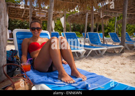 Eine junge Frau entspannt am Strand im Urlaub in Cayo Coco, Kuba. Stockfoto