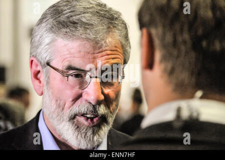 Sinn Féin Gerry Adams wird für das Fernsehen interviewt Stockfoto