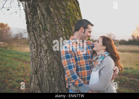 Porträt von Mann und Frau Lächeln einander an. Stockfoto