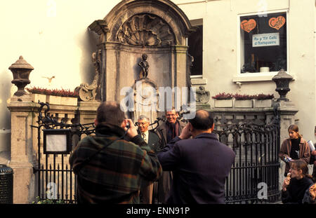 BEL, Belgien, Brüssel, Männer Fotografieren am Brunnen Manneken Pis.  BEL, Belgien, Bruessel, Fototermin bin Manneken Pis Stockfoto