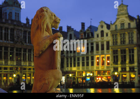 BEL, Belgien, Brüssel, Häuser am Grand Place, Löwen vor dem Rathaus.  BEL, Belgien, Bruessel, Haeuser am Grand Pla Stockfoto