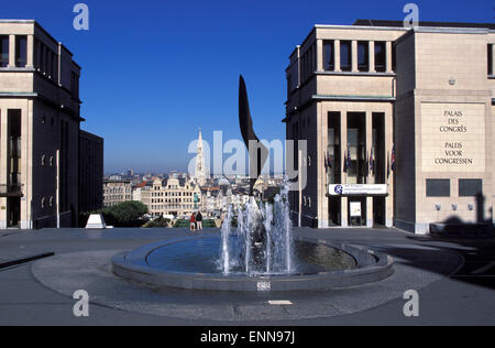 BEL, Belgien, Brüssel, Brunnen vor dem Palais des Congres, Blick auf den Turm des Rathauses am Grand Place.  B Stockfoto