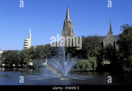 BEL, Belgien, Brüssel, den Teich in der Stadt Bezirk Ixelles, das Gebäude von der Rundfunkanstalt und die Kirche Saint Stockfoto