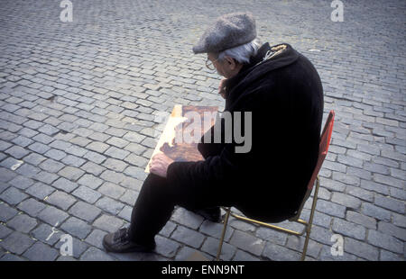 Europa, Belgien, Brüssel, Graveur am Grand Place. -Europa, Belgien, Bruessel, Zahlenverdreher Auf Dem Grand Place. Stockfoto