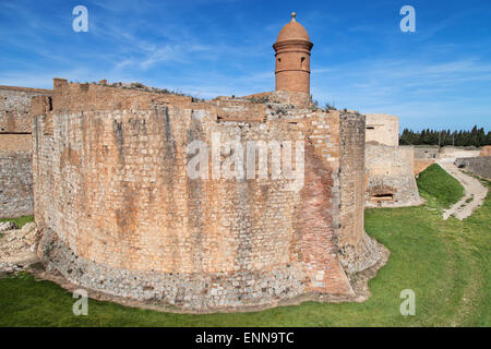 Graben und Mauern der Festung von Salses-le-Chateau, Languedoc Roussillon, Frankreich. Stockfoto