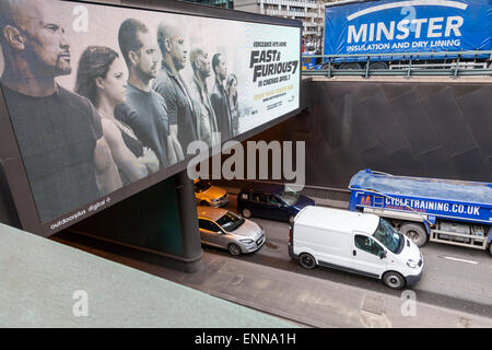 Ironie. Schnell und wütend Werbung oben genannten Fahrzeuge im Stillstand. Stadt Stau, London, England, Großbritannien Stockfoto