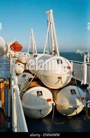 AJAXNETPHOTO - AUF SEE, KANAL, ENGLAND. -Sicherheit auf See - Rettungsinseln gestapelt im PACKSACK auf die BOATDECK eines CROSS CHANNEL-Passagier und Fahrzeug Fähre Foto: Jonathan Eastland/Ajax-Ref: TC6077 16 13 Stockfoto