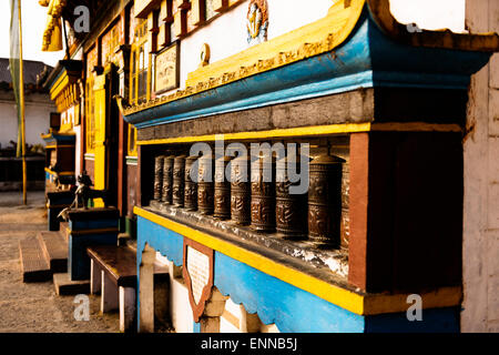 Gebetsmühlen außerhalb Yiga Choling Gompa, Ghum, Darjeeling. Stockfoto