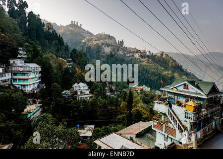 Blick über das Tal von Druk Sangak Choling Gompa, Ghum, Darjeeling. Stockfoto