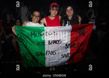 Turin, Italien. 8. Mai 2015. Drei junge Fans in der Halle wartet auf den Beginn des Konzerts. © Elena Aquila/Pacific Press/Alamy Live-Nachrichten Stockfoto