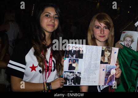 Turin, Italien. 8. Mai 2015. Zwei junge Fans in der Halle wartet auf den Beginn des Konzerts. © Elena Aquila/Pacific Press/Alamy Live-Nachrichten Stockfoto