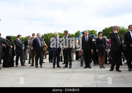 Berlin, Deutschland. 8. Mai 2015. Botschafter von Kanada, Ungarn, Frankreich, Großbritannien, Ukraine und Veteranen des zweiten Weltkriegs nahmen an der Kranzniederlegung Zeremonie zum Gedenken an den 70. Jahrestag des Endes des Krieges am sowjetischen Ehrenmal in Berlin Teil. Bildnachweis: Madeleine Lenz/Pacific Press/Alamy Live-Nachrichten Stockfoto