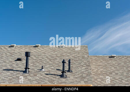 Neue Hausbau-Dach mit Dienstprogrammen Stockfoto