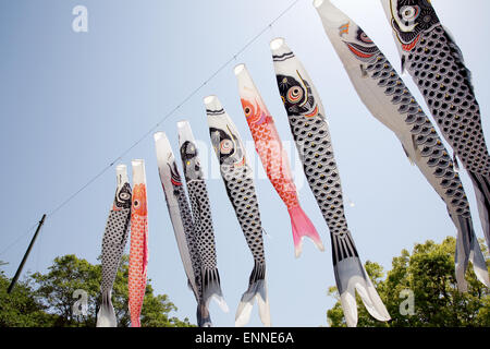 Japanische Karpfen kite Streamer Dekoration auf gegen blauen Himmel Stockfoto