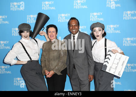 Oberbürgermeister von Sydney Clover Moore und SFF-Direktor Nashen Moodley mit 1920er Jahren läutet. Stockfoto