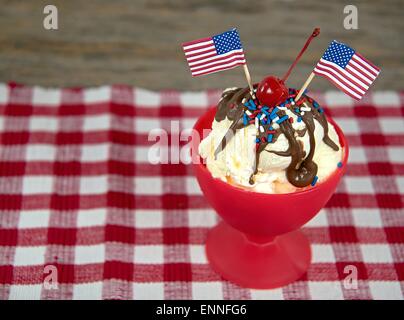 Amerikanische Flaggen auf einer Schokolade Eisbecher mit roten, weißen und blauen Streuseln. Stockfoto