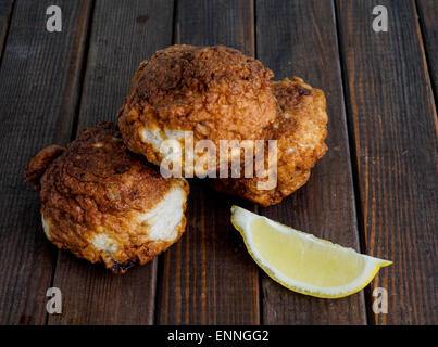 Frisch gebratenen Fisch Kuchen mit Zitrone serviert Stockfoto