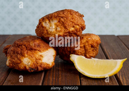 Frisch gebratenen Fisch Kuchen mit Zitrone serviert Stockfoto