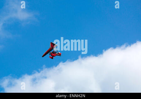 Segelflugzeug mit einem Motor in den blauen Himmel Stockfoto