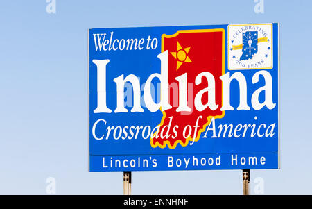 Blaues Schild gegen blauen Himmel begrüßt Sie in Indiana Stockfoto