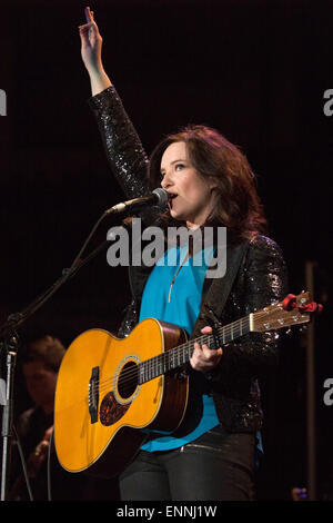 Green Bay, Wisconsin, USA. 8. Mai 2015. Country-Musiker BRANDY CLARK live mit ihrer Band im Resch Center in Green Bay, Wisconsin Credit führt: Daniel DeSlover/ZUMA Draht/Alamy Live News Stockfoto