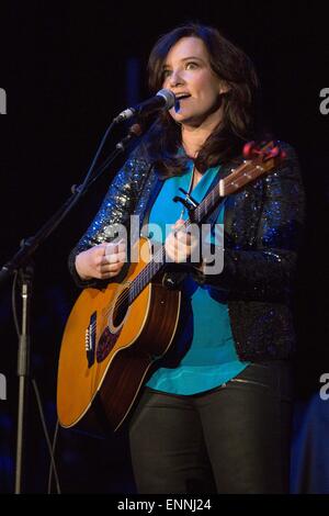 Green Bay, Wisconsin, USA. 8. Mai 2015. Country-Musiker BRANDY CLARK live mit ihrer Band im Resch Center in Green Bay, Wisconsin Credit führt: Daniel DeSlover/ZUMA Draht/Alamy Live News Stockfoto