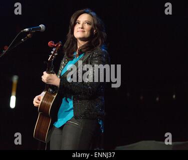 Green Bay, Wisconsin, USA. 8. Mai 2015. Country-Musiker BRANDY CLARK live mit ihrer Band im Resch Center in Green Bay, Wisconsin Credit führt: Daniel DeSlover/ZUMA Draht/Alamy Live News Stockfoto