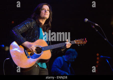 Green Bay, Wisconsin, USA. 8. Mai 2015. Country-Musiker BRANDY CLARK live mit ihrer Band im Resch Center in Green Bay, Wisconsin Credit führt: Daniel DeSlover/ZUMA Draht/Alamy Live News Stockfoto