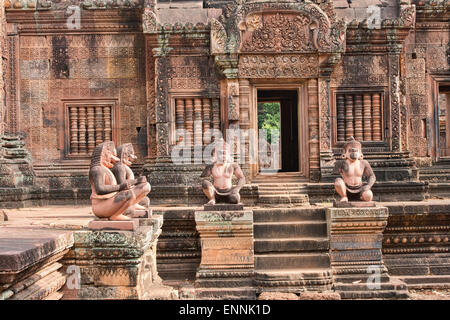 Affen Statuen am Banteay Srei Tempel von Angkor Wat in Siem Reap, Kambodscha Stockfoto