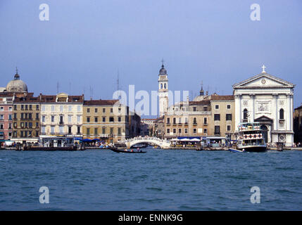 Venedig, Provinz Venedig, Italien. 2. Sep, 1985. Ein Blick auf die Riva Degli Schiavoni aus Bacino San Marco (Markusplatz Becken) mit der Ponte della Pieta über den Rio del Pieta (Mitte) und die Kirche Santa Maria della Visitazione, bekannt als La PietÃ, auf der rechten Seite. In Ferne ist der Glockenturm von San Giorgio del Greco. Venedig, ein UNESCO-Weltkulturerbe zählt zu den beliebtesten internationalen Reisezielen. © Arnold Drapkin/ZUMA Draht/Alamy Live-Nachrichten Stockfoto