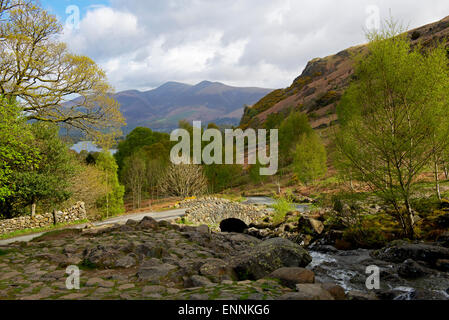 Ashness Brücke und Skiddaw, Borrowdale, Nationalpark Lake District, Cumbria, England UK Stockfoto