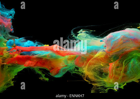 Wolken von leuchtend bunte Farbmischung im Wasser Stockfoto