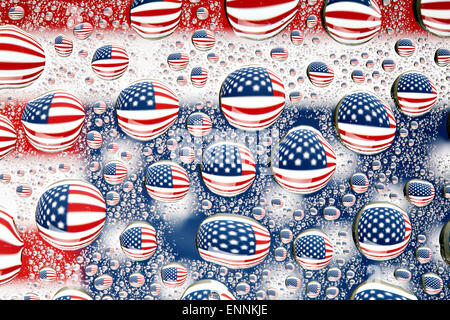 Amerikanische Flagge spiegelt sich im Wasser Tropfen Hintergrund Stockfoto