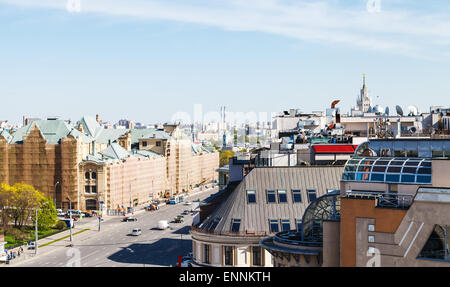 Stadtbild - oben Blick auf Lubyanskaya Platz im historischen Zentrum von Moskau Stadt im sonnigen Frühlingstag Stockfoto