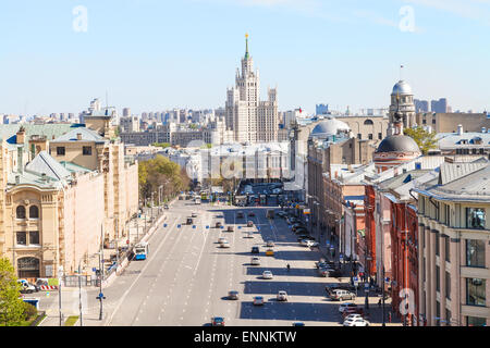 Skyline mit Lubjanka-Platz und Nowaja Platz im historischen Zentrum von Moskau Stadt im sonnigen Frühlingstag Stockfoto