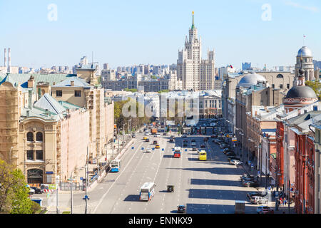 Moskau, Russland - 7. Mai 2015: Stadtbild mit Lubjanka und Nowaja Platz im Frühling. Lubjanka ist quadratisch in Hitorical Mitte des Stockfoto