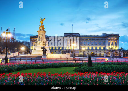 LONDON - APRIL 12: Buckingham Palace bei Sonnenuntergang am 12. April 2015 in London, Vereinigtes Königreich. Stockfoto