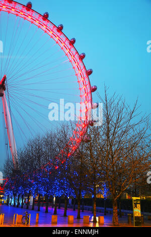 LONDON - APRIL5: The London Eye Riesenrad am Abend am 5. April 2015 in London, Vereinigtes Königreich. Stockfoto